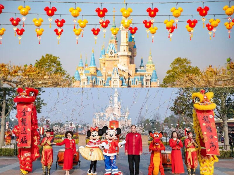Khung cảnh của công viên Disneyland vào dịp Tết Khung cảnh của công viên Disneyland vào dịp Tết