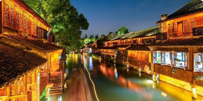 Dạo phố cổ và ngắm Ô Trấn lên đèn là trải nghiệm đáng thử vào mùa thu