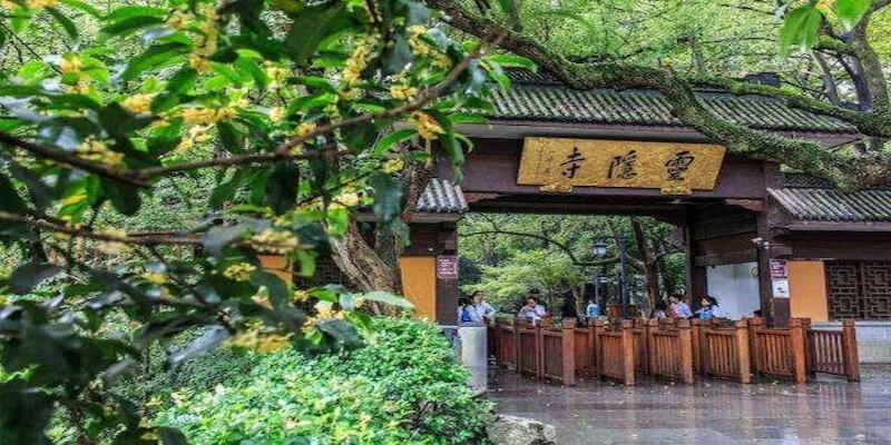 Cổng chùa Linh Ẩn