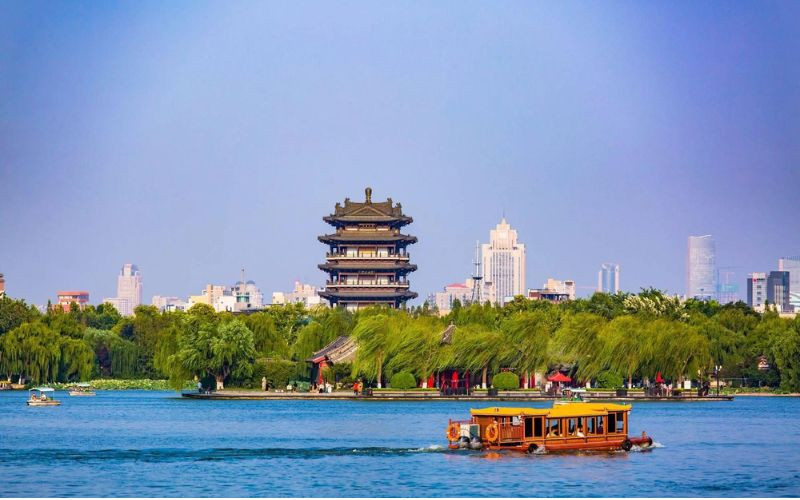 Mặt hồ Đại Minh yên ả soi bóng hàng liễu xanh