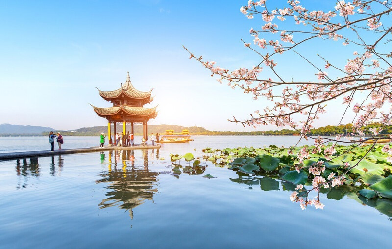 Mùa xuân tại Hồ Tây 