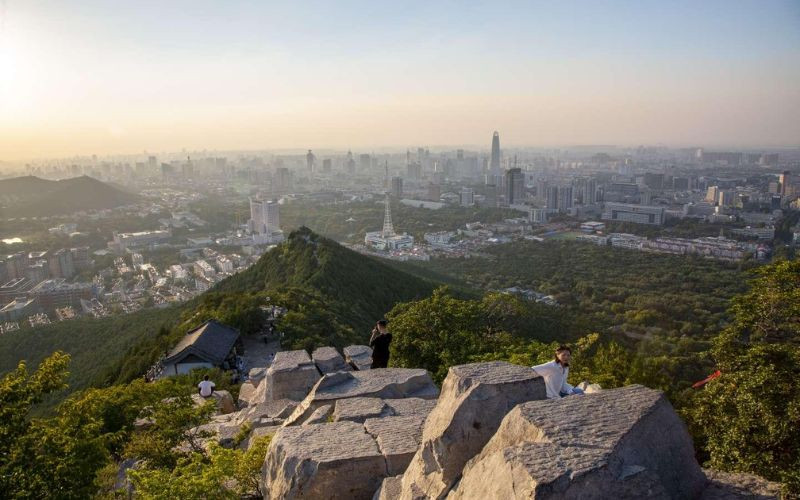 Ngắm nhìn thành phố từ phía xa