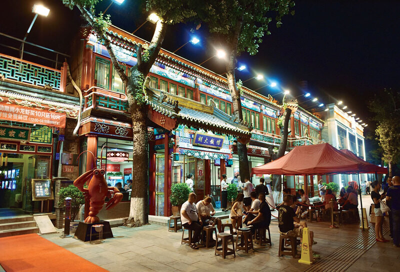 Nhà hàng và quán bar nhộn nhịp tại phố