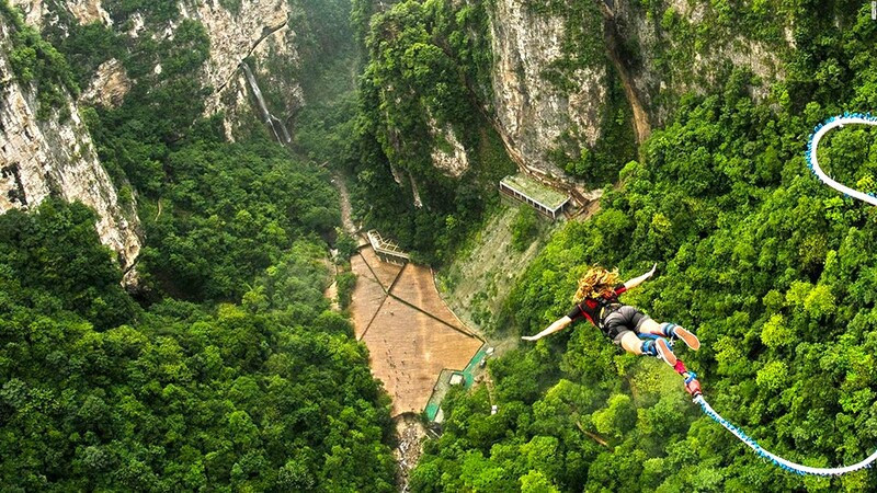 Nhảy Bungee ở cầu kính Thiên Vân Độ