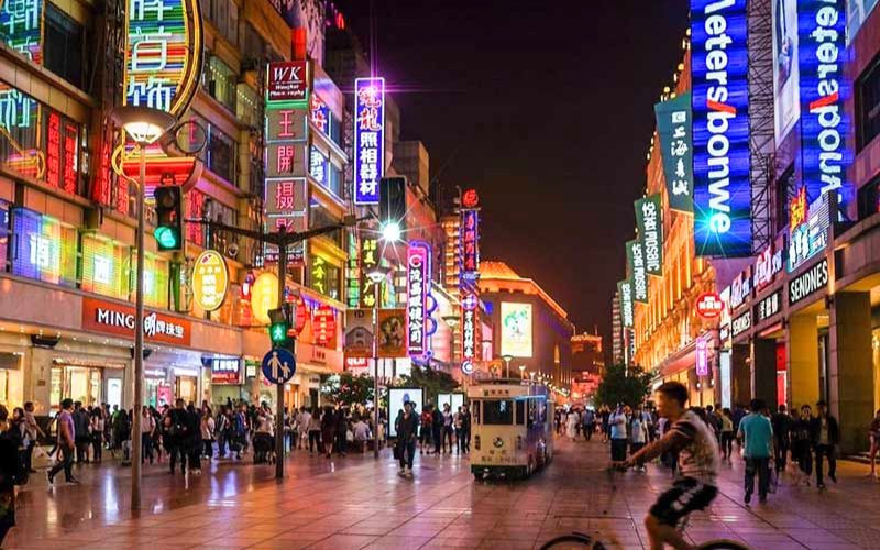 Phố Nam Kinh lung linh khi đêm về