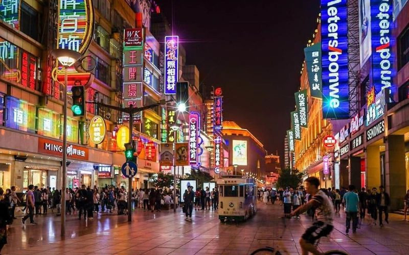 Phố Nam Kinh nhộn nhịp khi hàng loạt biển hiệu lên đèn Phố Nam Kinh nhộn nhịp khi hàng loạt biển hiệu lên đèn