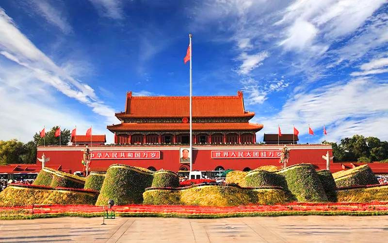 Quảng trường rộng lớn với kiến trúc uy nghi