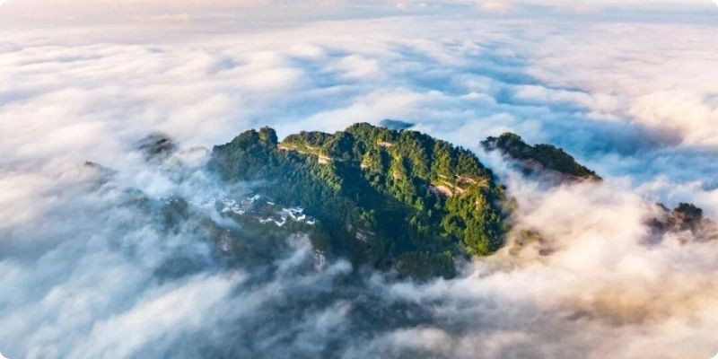 Biển mây bồng bềnh bao phủ thung lũng