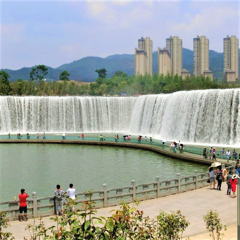 Thác nước Thiên Hà - Thác nước trong thành phố