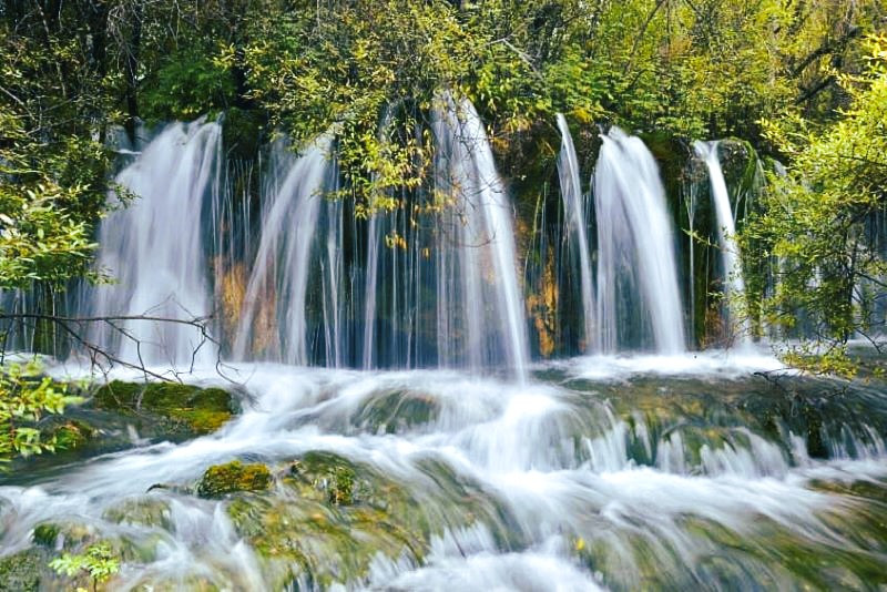 Dòng nước thác lấp lánh tựa trân châu