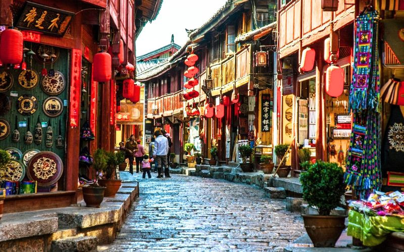 Thành cổ nổi tiếng với những con phố đá và đèn lồng rực rỡ Thành cổ nổi tiếng với những con phố đá và đèn lồng rực rỡ