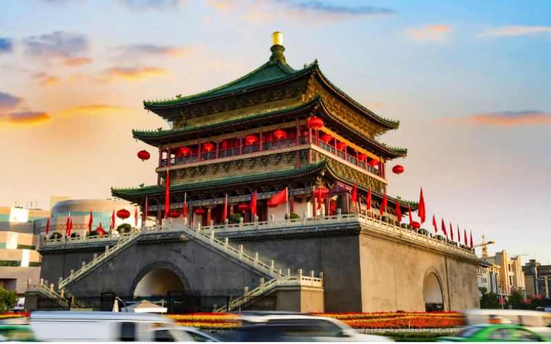 Tháp Chuông cổ kính khi giữa trung tâm Tây An Tháp Chuông cổ kính khi giữa trung tâm Tây An
