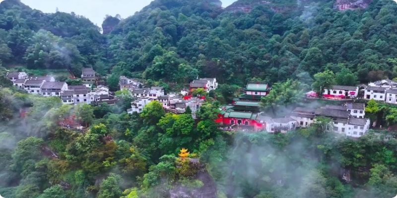 Toàn cảnh ngôi làng cổ nằm cheo leo bên vách núi
