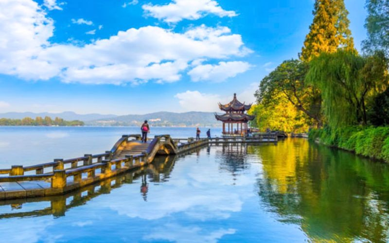 Vẻ đẹp thanh bình của Tây Hồ với mặt hồ yên ả