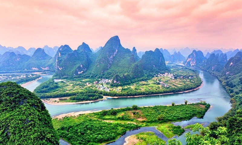 Thả mình trên thuyền tre trôi chậm trên sông Li Giang Thả mình trên thuyền tre trôi chậm trên sông Li Giang