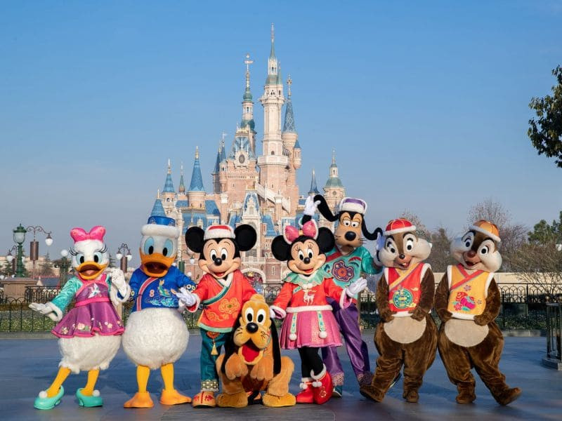 Vui chơi thỏa thích trong thế giới Disneyland rực rỡ