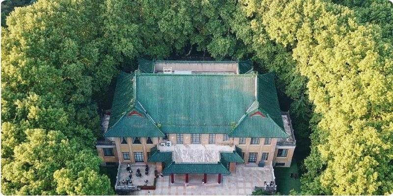 Trong văn hóa phương đông phượng hoàng tượng trưng cho phụ nữ quyền quý