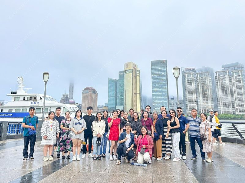 Đoàn khách đi tour Thượng Hải tại Đất Việt tour