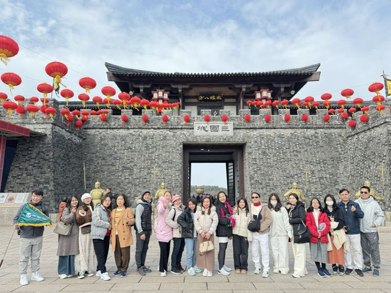 Đoàn khách đi tour Thượng Hải tại Đất Việt Tour