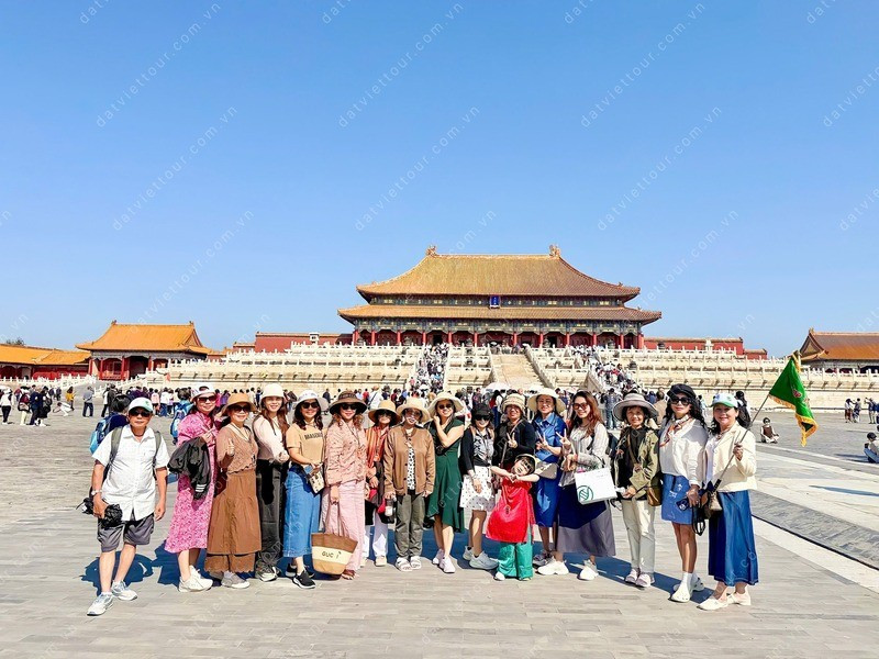 Đoàn khách du lịch trong tour đi Thượng Hải tại Đất Việt Tour