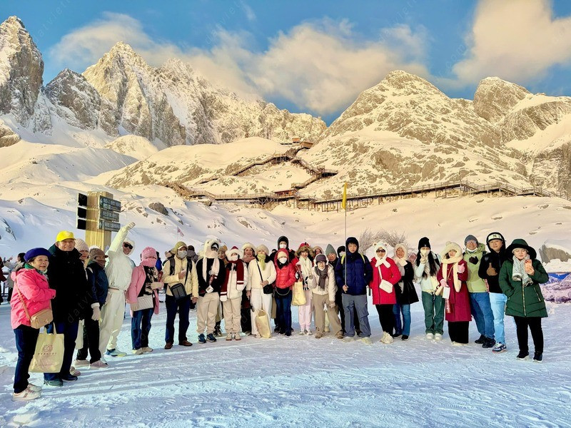 Đoàn khách du lịch Lệ Giang