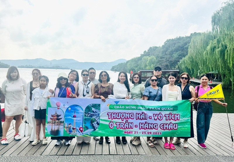 Đoàn khách du lịch Thượng Hải tại Đất Việt Tour