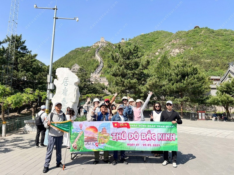 Đoàn khách tham quan của Đất Việt Tour