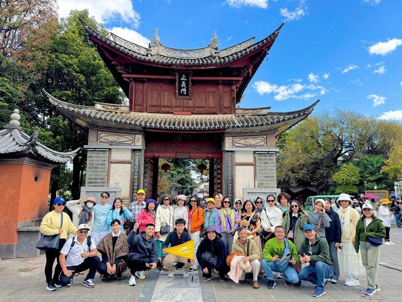 Khách đoàn tham quan Lệ Giang 