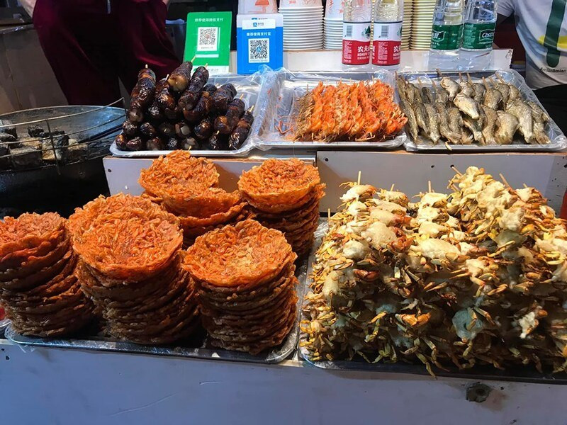 Một số bánh kẹo, trái cây nên mua khi đi Phượng Hoàng Phố Cổ 