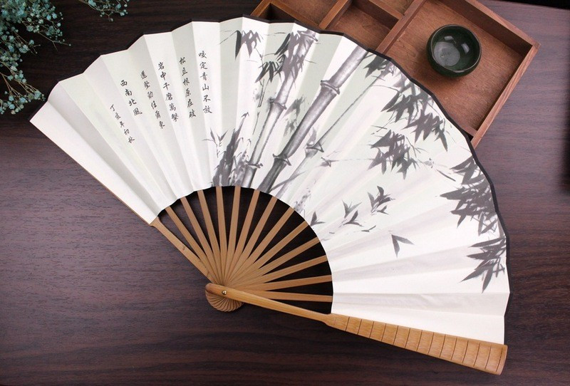 Quạt được làm bằng lụa mềm mại