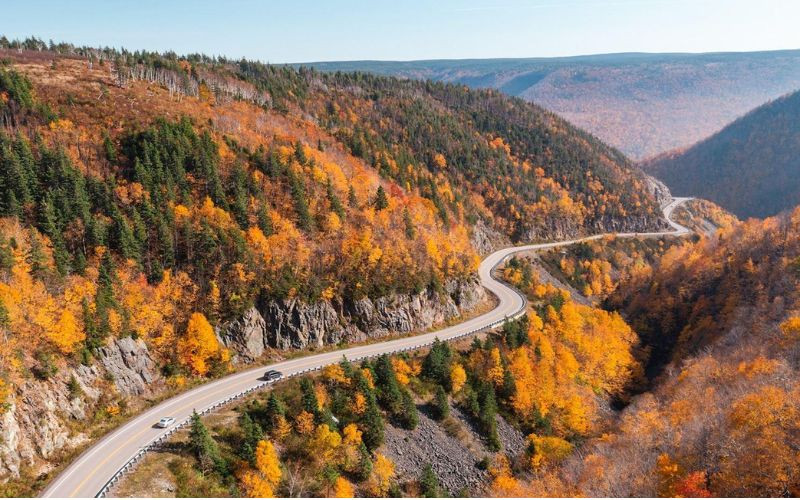 Cabot Trail uốn lượn giữa núi rừng mùa thu