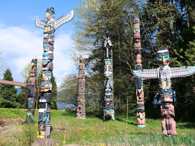 Chụp ảnh tại cột Totem