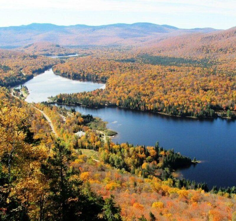 Laurentian Mountains trong mùa thu rực rỡ