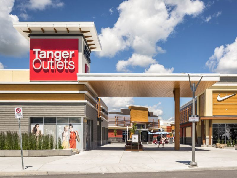 Nhiều mặt hàng giá rẻ tại Tanger Outlets Ottawa