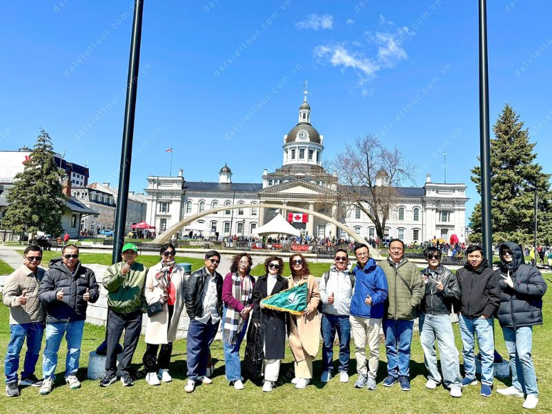 Khách đoàn đi tour canada tại Đất Việt tour