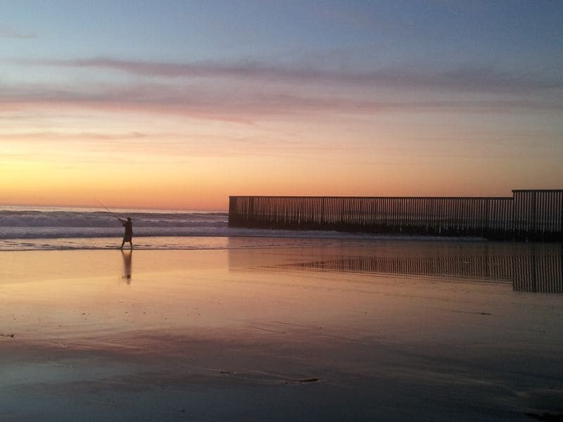 Tản bộ trên bãi biển Playas de Tijuana