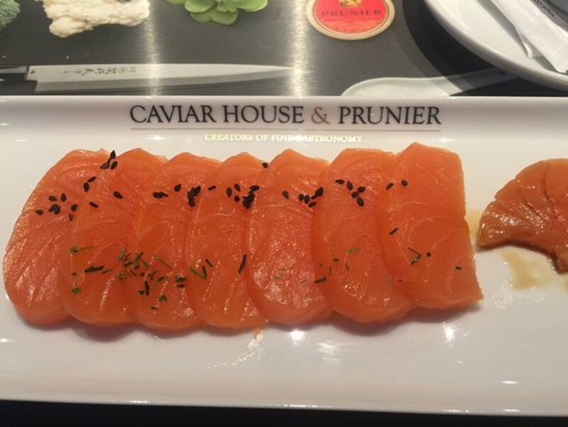 Món cá hồi sashimi ở Caviar house & prunier