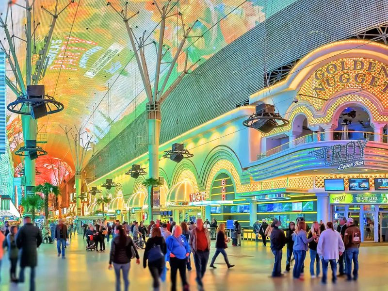 Dạo phố Fremont - một trong những khu phố đầu tiên của Las Vegas 