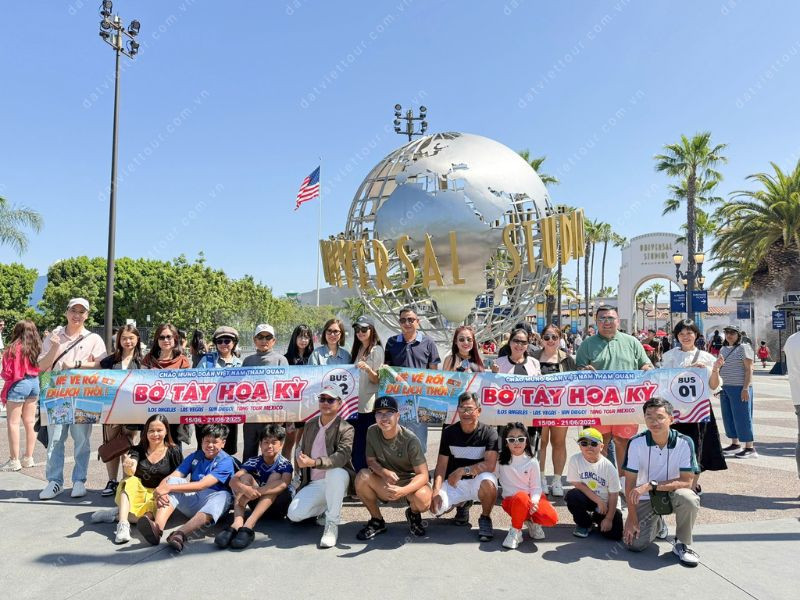 Đoàn khách tham quan trong chuyến đi tour Mỹ tại Đất Việt Tour 