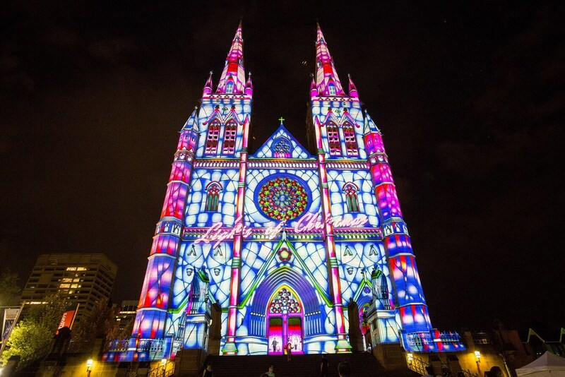Ánh sáng của lễ hội tại nhà thờ St.Mary Cathedral