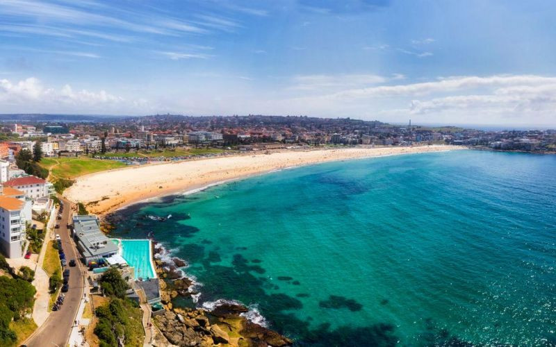 Bondi nổi bật với bãi cát vàng và làn nước xanh 