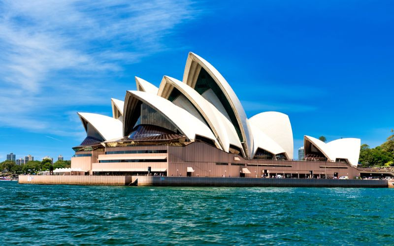 Nhà hát Opera Sydney nổi bật bên bờ vịnh