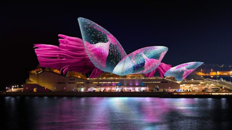 Nhà hát Opera Sydney lấp lánh ánh đèn trong lễ hội ánh sáng