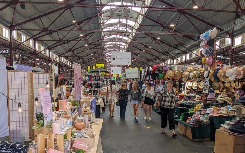 Thoải mái mua sắm tại Queen Victoria Market 