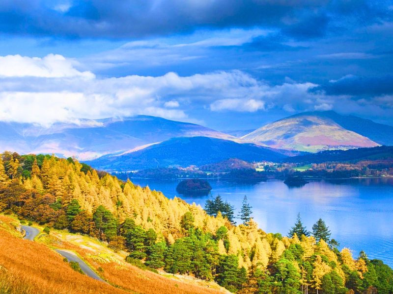 Mặt hồ Lake District ánh vàng trong xanh, quyến rũ
