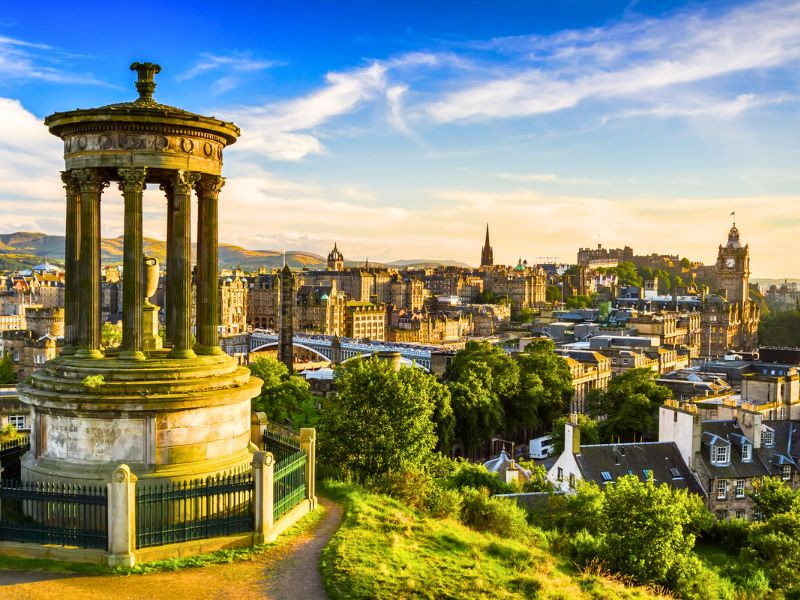 Thành phố Scotland lá phong vàng