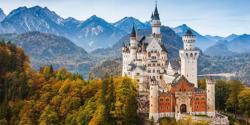 Lâu đài Neuschwanstein trong rừng vào thu Lâu đài Neuschwanstein trong rừng vào thu