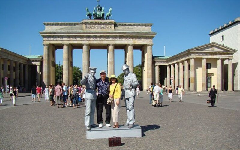 Check in trước biểu tượng nước Đức 