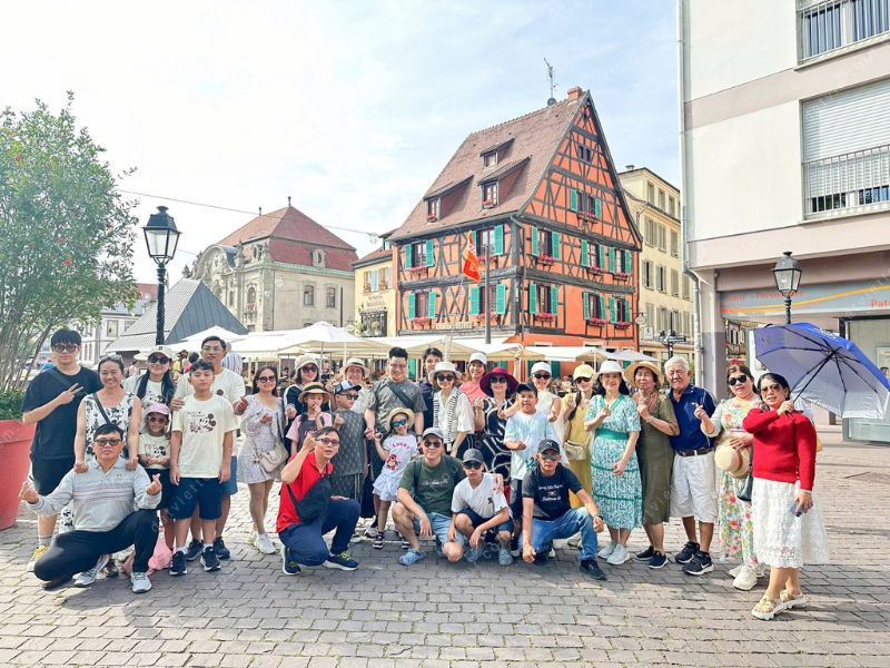 Khách đoàn đi tour châu Âu tại Đất Việt Tour