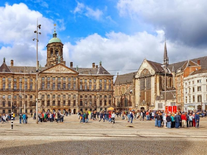 Quảng trường Dam - trái tim nhộn nhịp của Amsterdam